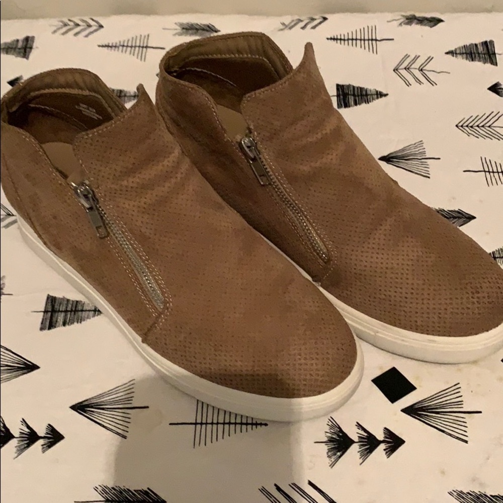 Cushionair tan wedge sneaker8.5 women
